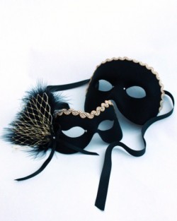 his-hers-fan-oro-masks[640x480]