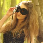 model in black mask [800x600]
