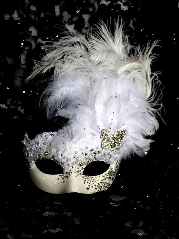 Extravagent Luxury Crystal White Venetian Swan Mask