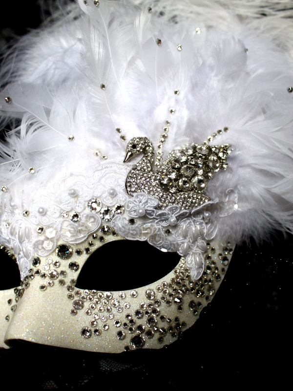 Extravagent Luxury Crystal White Venetian Swan Mask